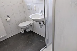 Bad mit Toilette, Waschbecken und Dusche